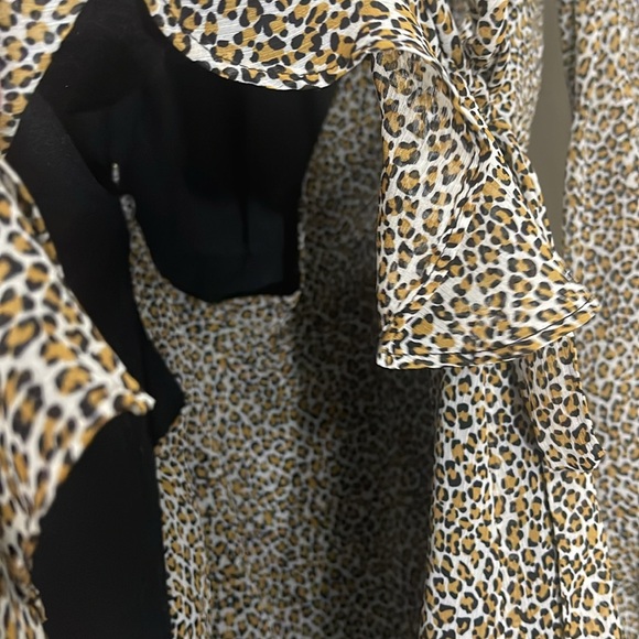 Banana republic size 4 wrap snap closure dress leopard print ruffle v neck - Picture 4 of 5